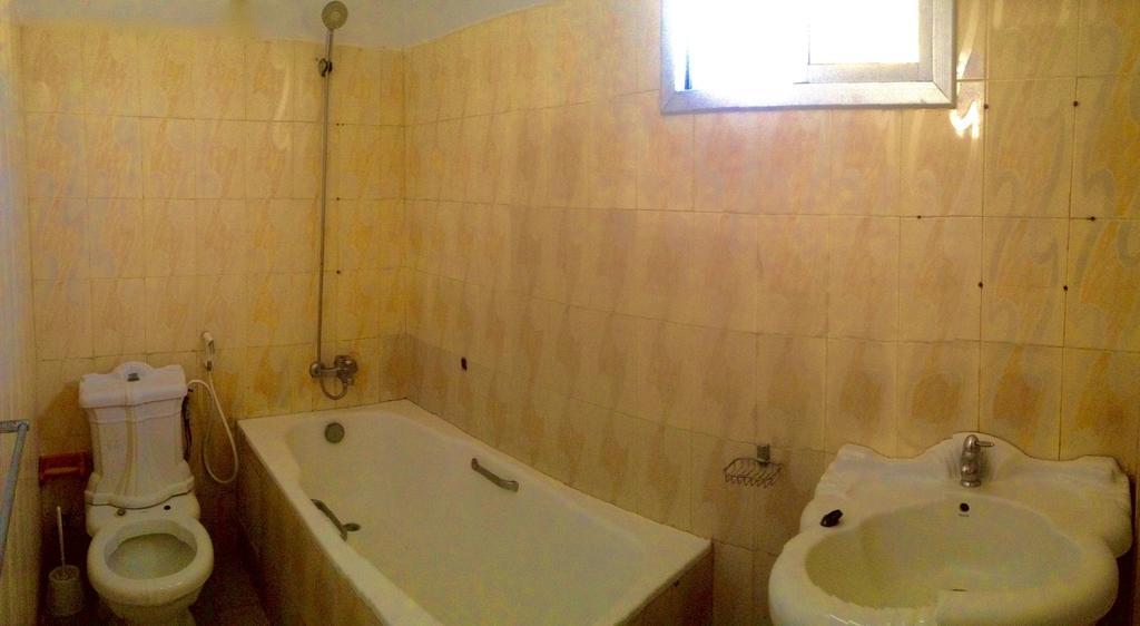 Ker Jahkarlo Hotel Yof Luaran gambar