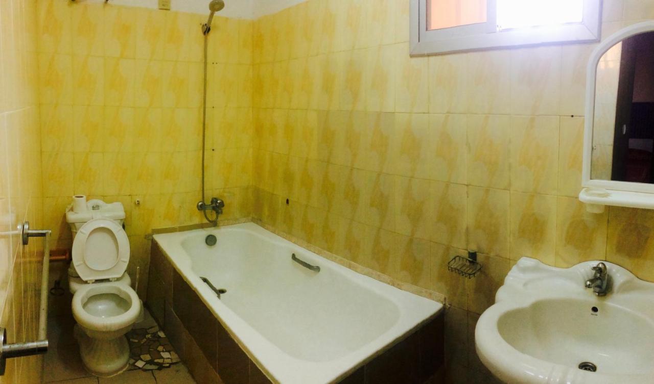 Ker Jahkarlo Hotel Yof Luaran gambar